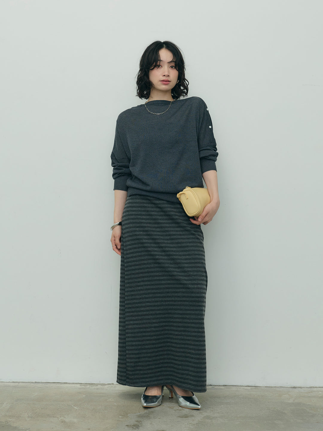 アシンメトリーボタンボートネックニット