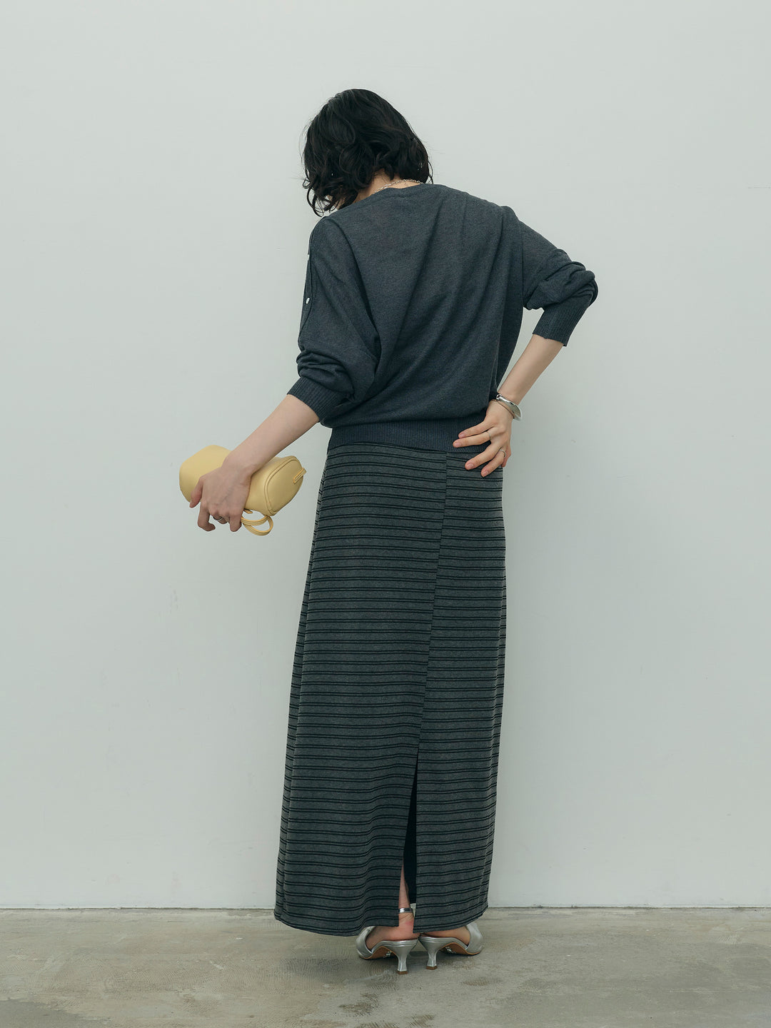 アシンメトリーボタンボートネックニット