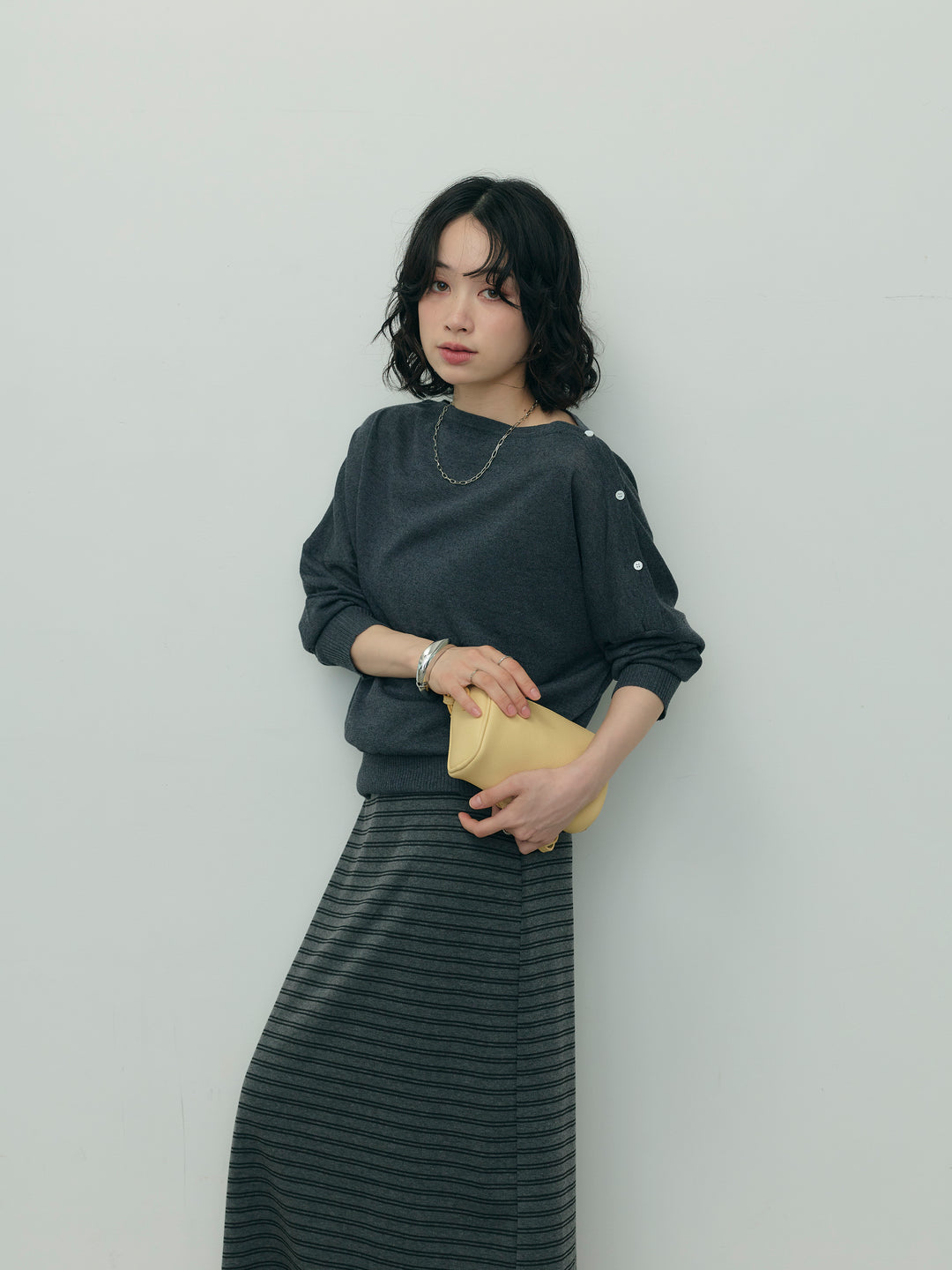 アシンメトリーボタンボートネックニット