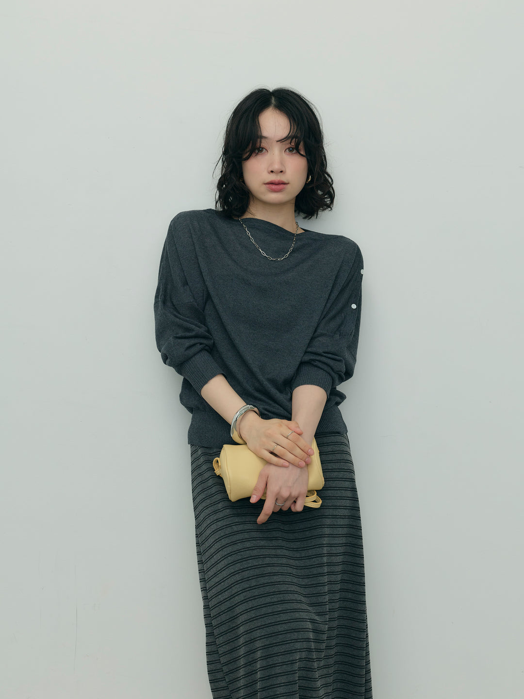 アシンメトリーボタンボートネックニット