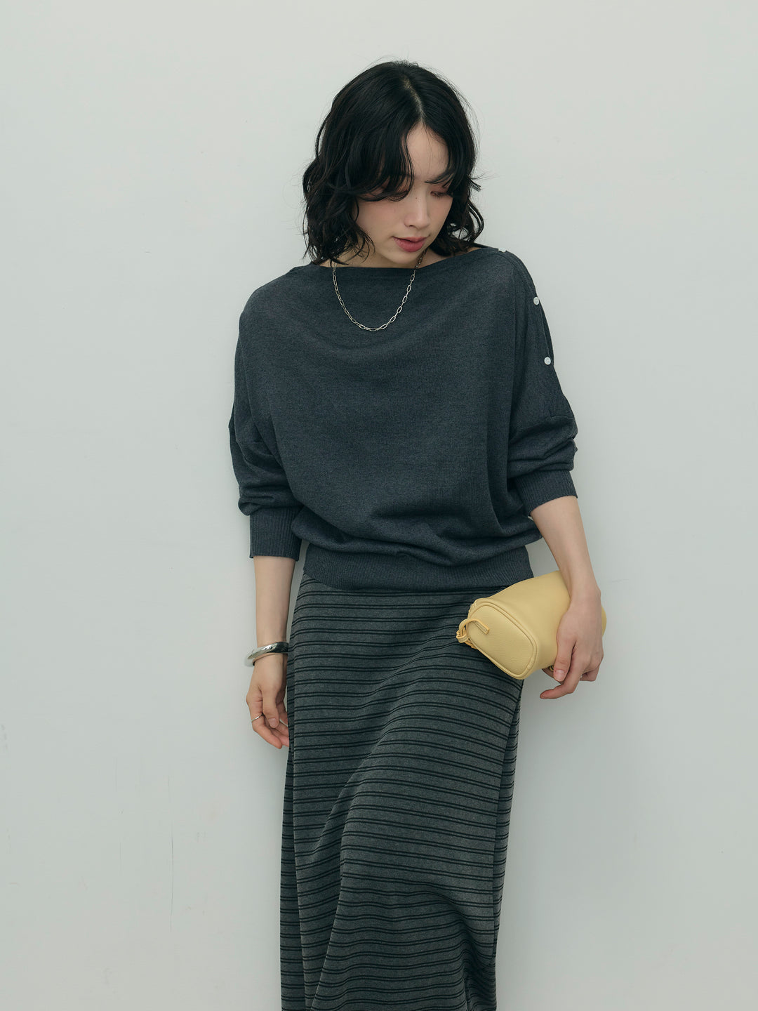 アシンメトリーボタンボートネックニット