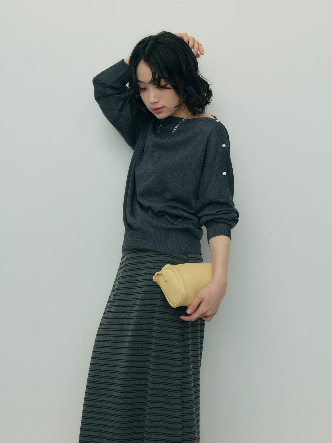 アシンメトリーボタンボートネックニット