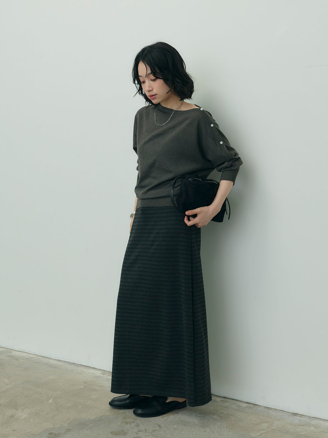 アシンメトリーボタンボートネックニット