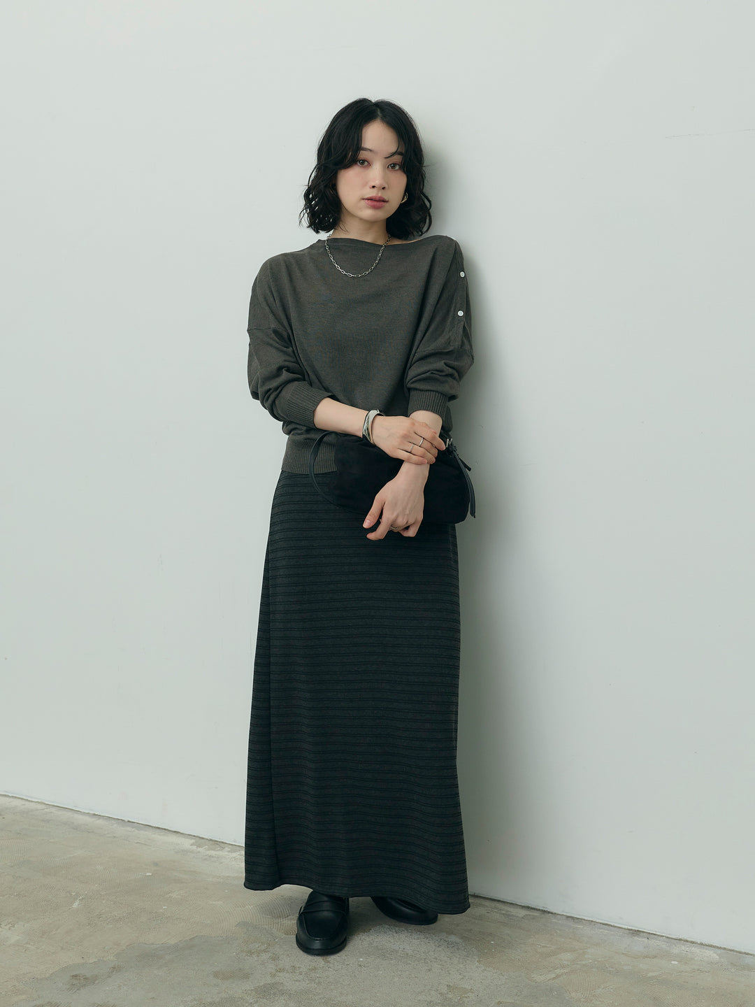 アシンメトリーボタンボートネックニット