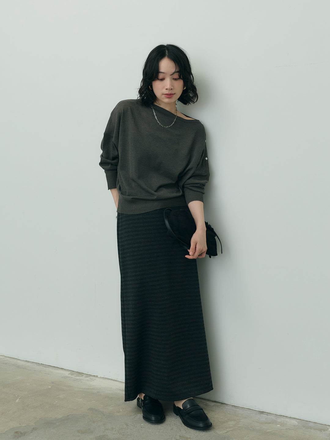 アシンメトリーボタンボートネックニット