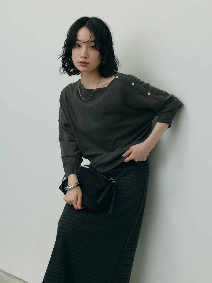 アシンメトリーボタンボートネックニット