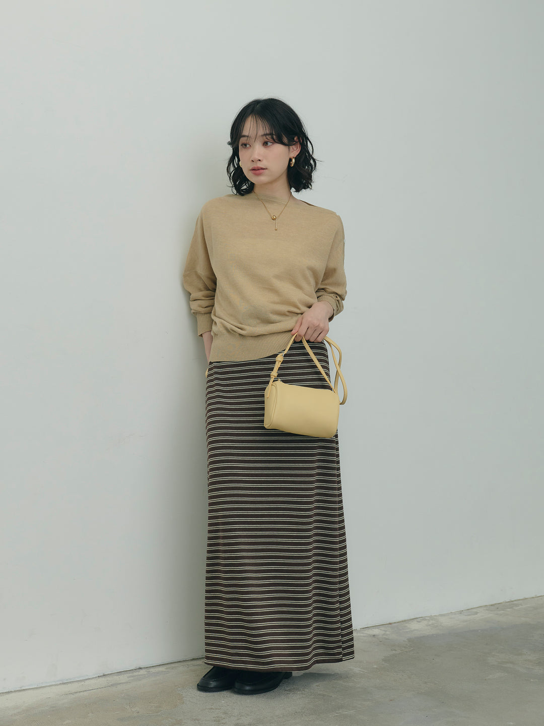 アシンメトリーボタンボートネックニット
