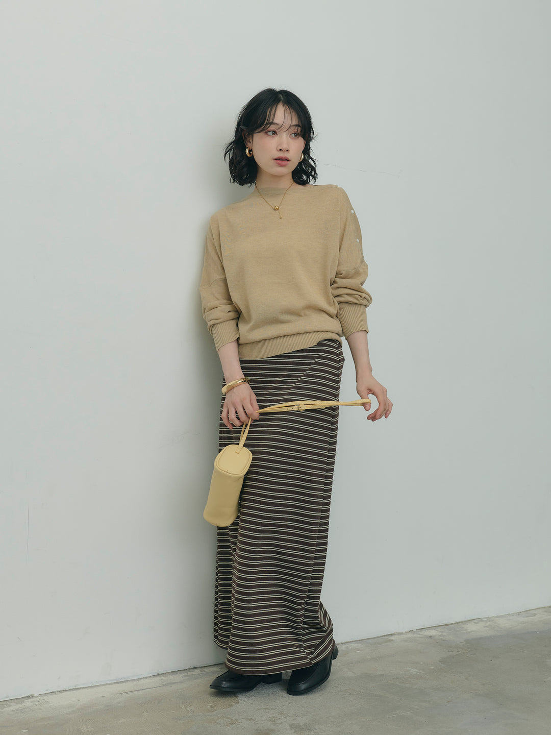 アシンメトリーボタンボートネックニット