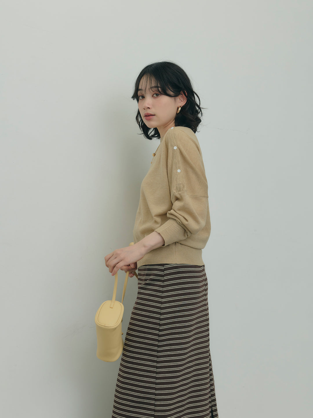 アシンメトリーボタンボートネックニット