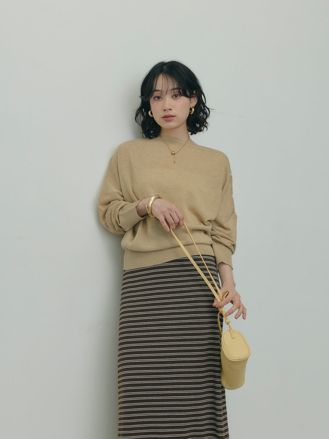 アシンメトリーボタンボートネックニット