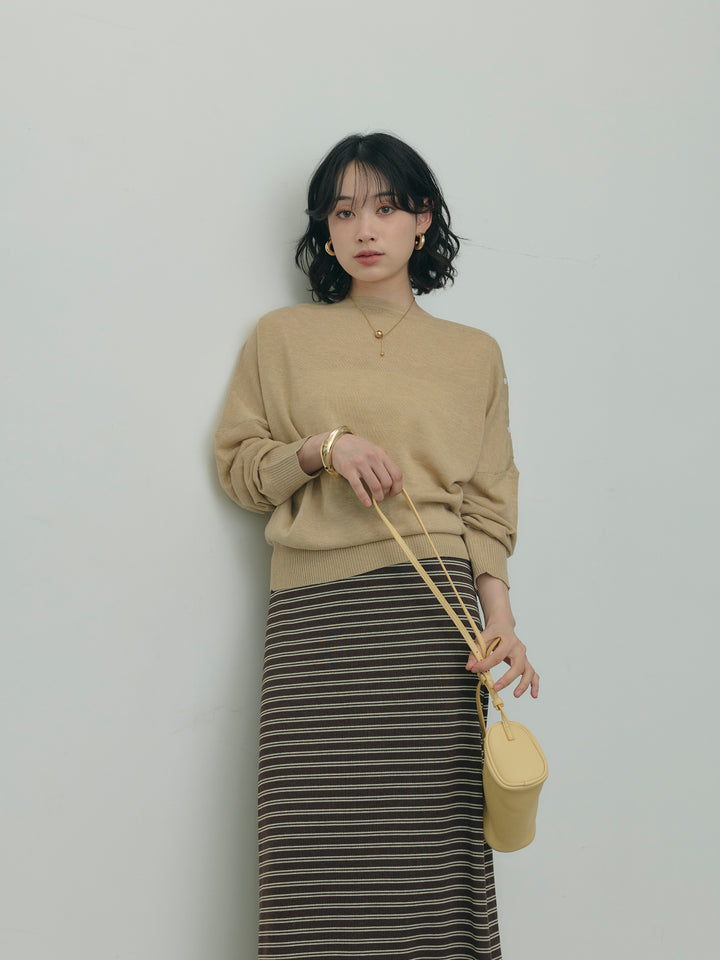 アシンメトリーボタンボートネックニット