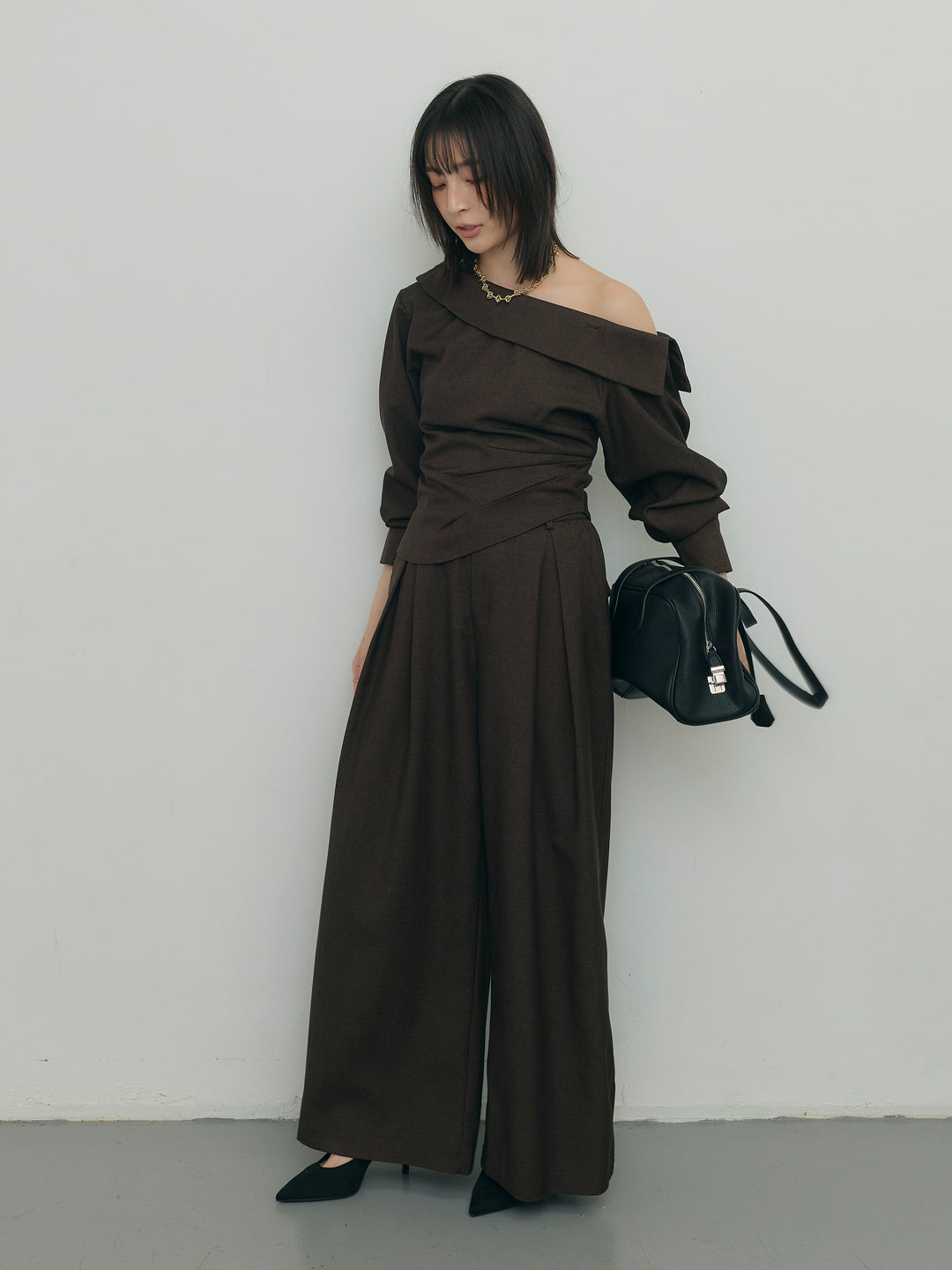 アシンメトリーショルダートップス×タックワイドパンツセット