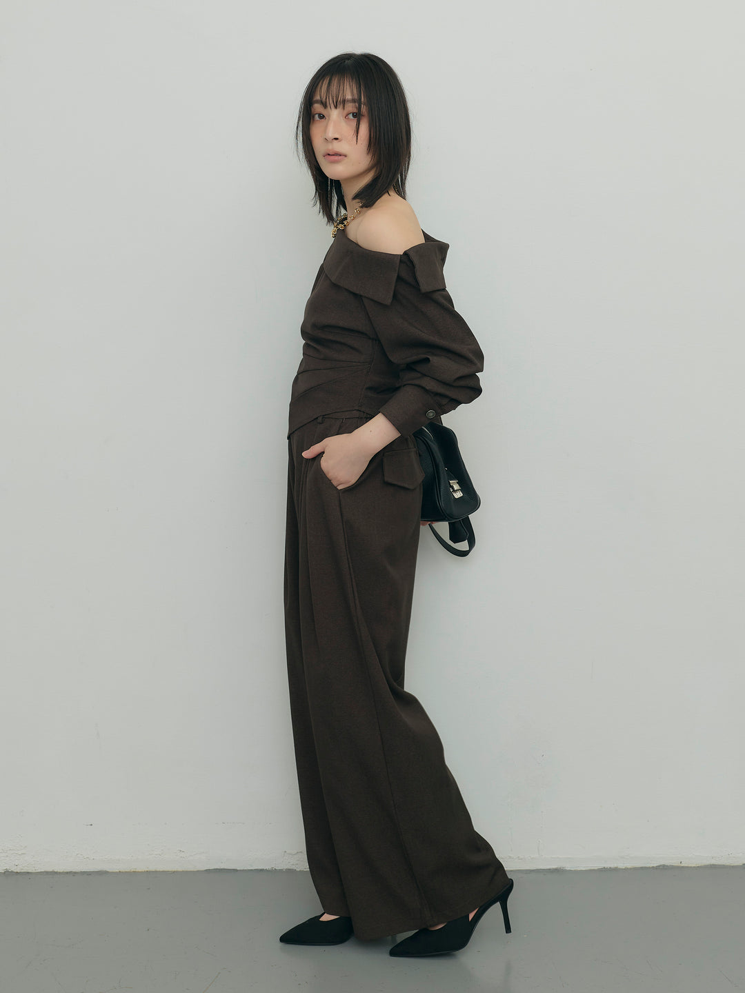 アシンメトリーショルダートップス×タックワイドパンツセット