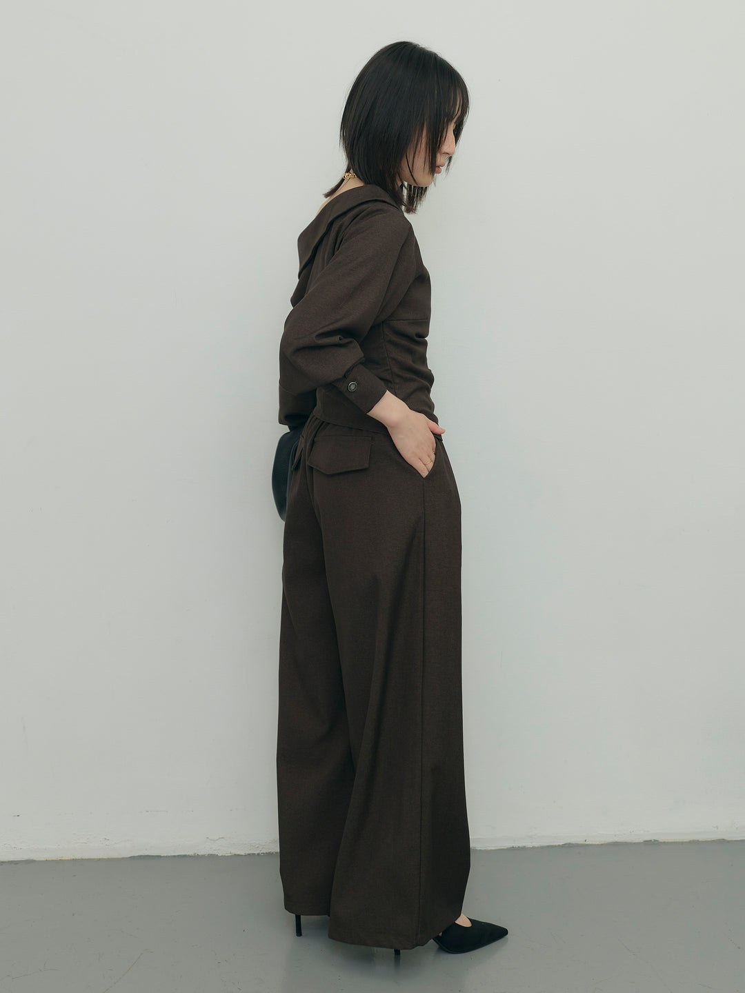 アシンメトリーショルダートップス×タックワイドパンツセット