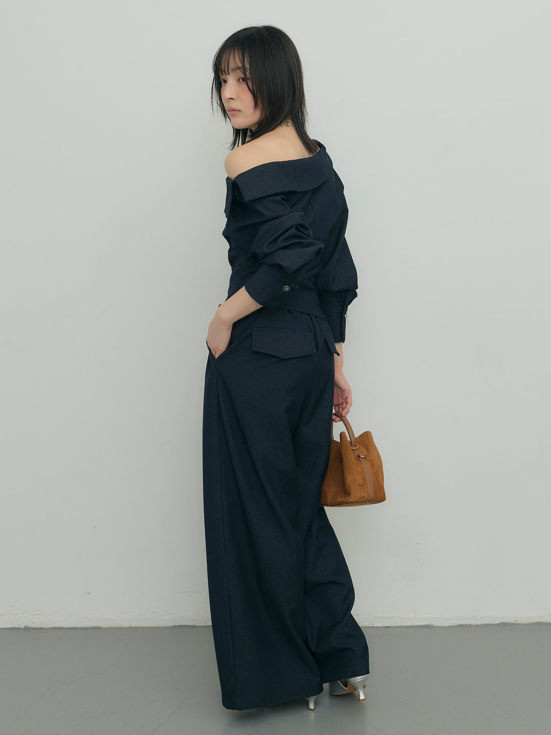 アシンメトリーショルダートップス×タックワイドパンツセット