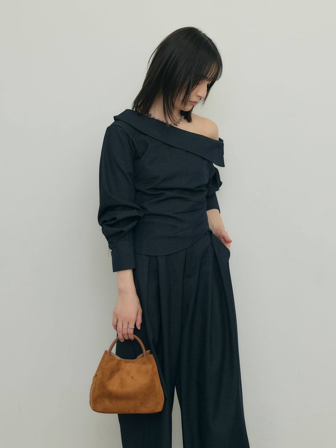 アシンメトリーショルダートップス×タックワイドパンツセット