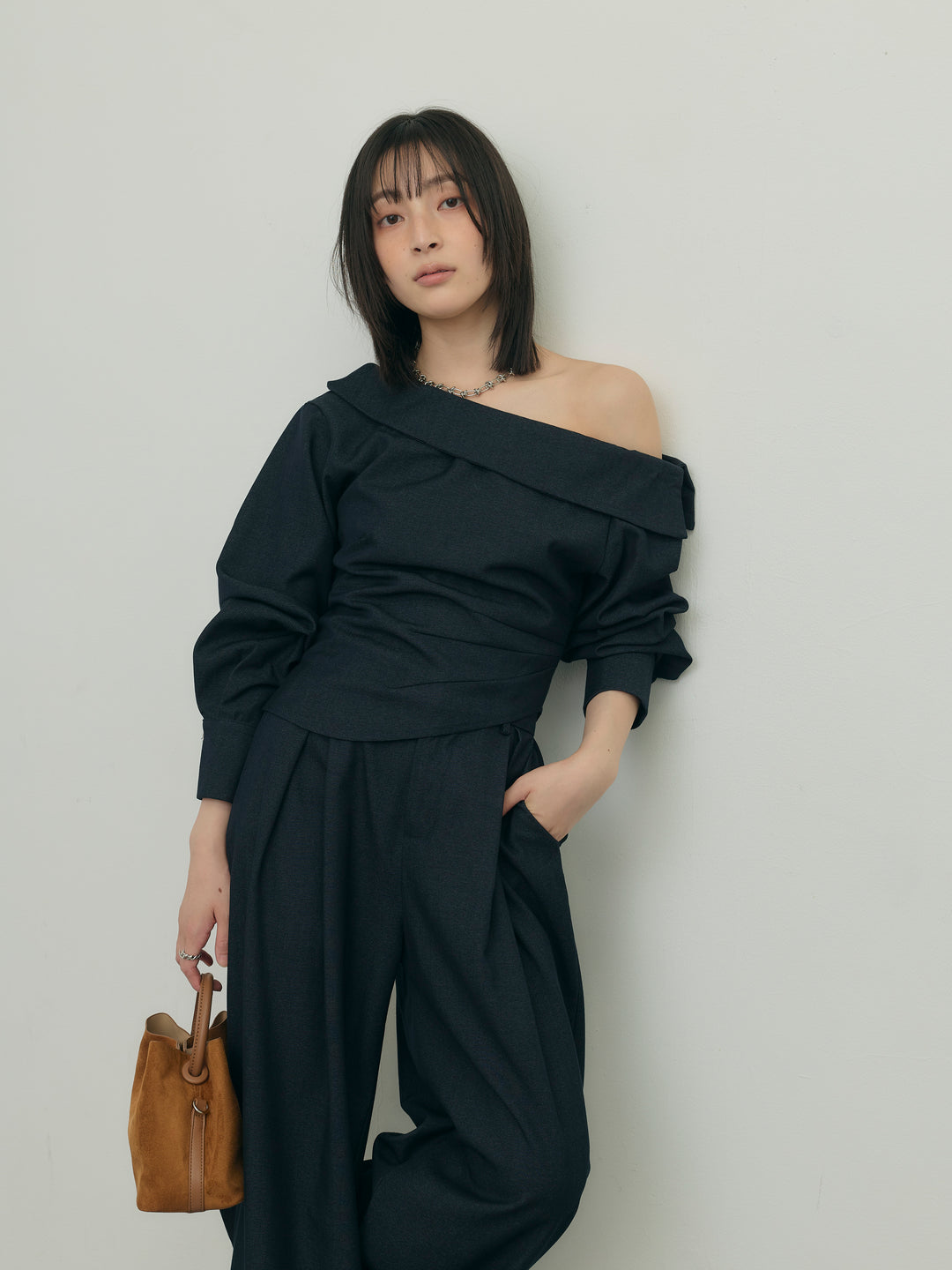 アシンメトリーショルダートップス×タックワイドパンツセット