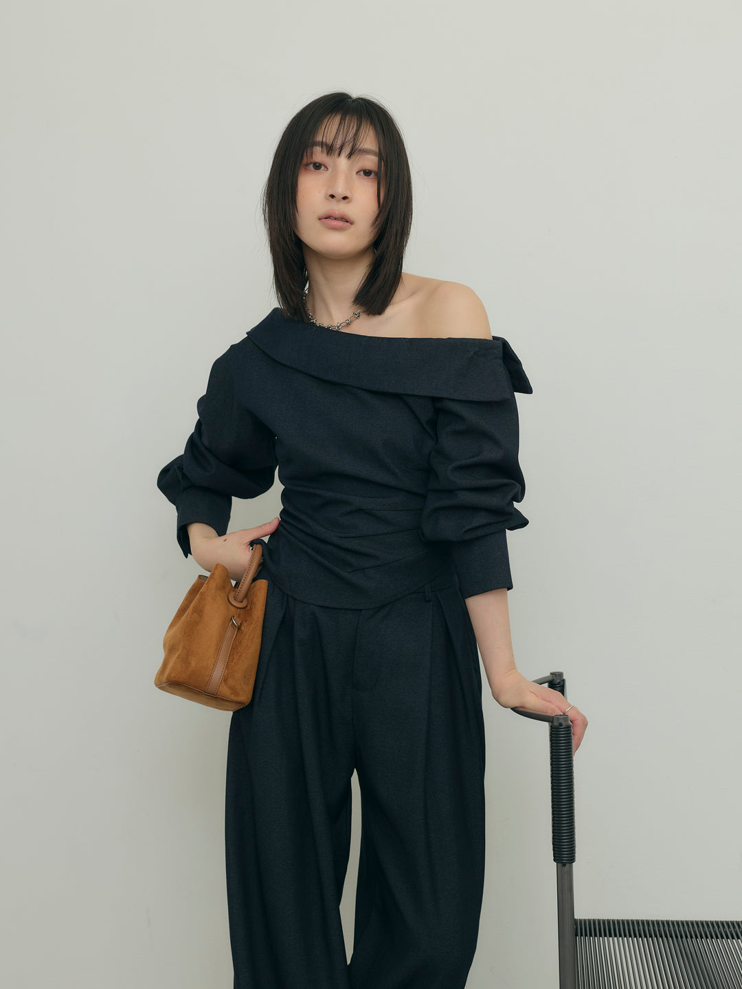 アシンメトリーショルダートップス×タックワイドパンツセット